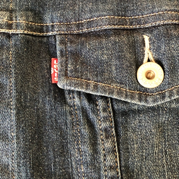 Levi’s Classic Jean Jacket - Picture 4 of 9
